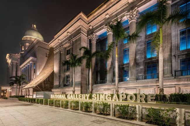 Building Facade_Night_UN Blue Light Up_(Photo_credit_National_Gallery_Singapore)